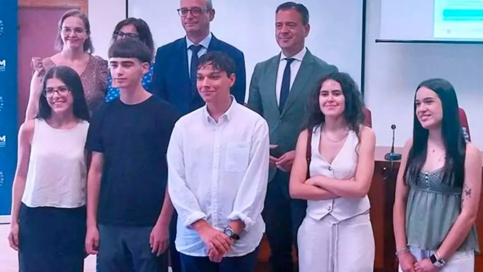 Al acto de entrega de premios de este certamen escolar asistieron los consejeros Víctor Marín y Marcos Ortuño. | UCOERM