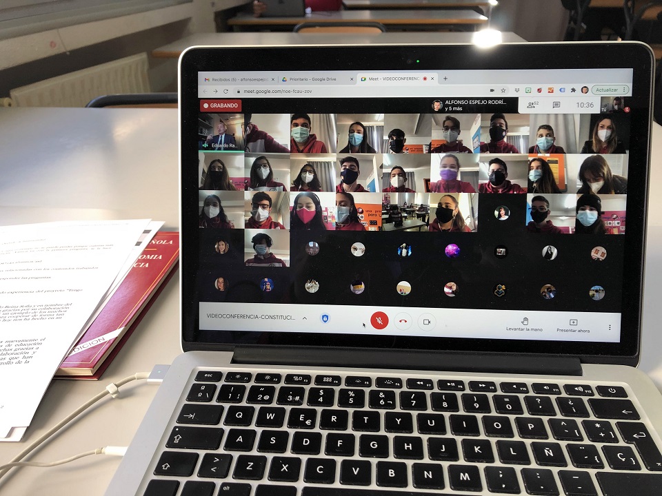 Miquel Roca desde su gabinete en Barcelona, y a través de videoconferencia