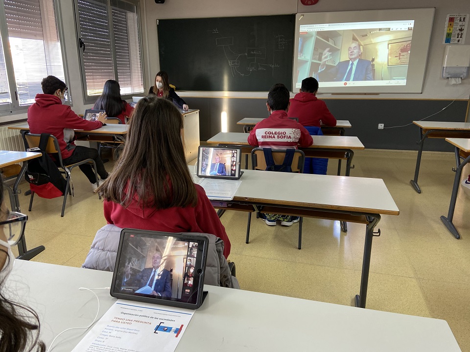 Miquel Roca, participa en el proyecto educativo: Tengo una pregunta para usted